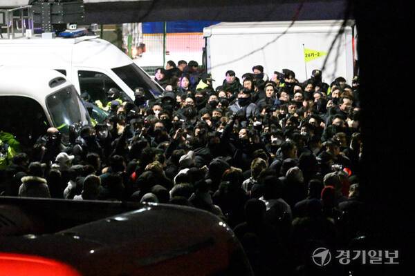 15일 오전 공수처, 경찰이 2차 대통령 체포 영장을 집행한 가운데 한남동 관저 앞에 경찰 체포조가 집결해 있다. 조주현기자
