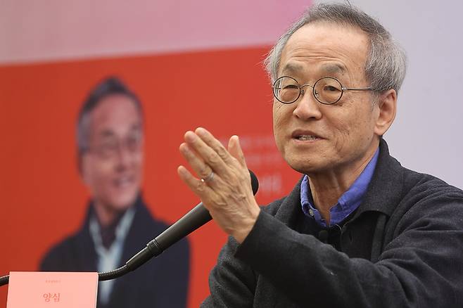 최재천 이화여대 석좌교수가 14일 오후 서울 중구 프레스센터에서 열린 ‘양심’ 출간 기념 기자간담회에서 인사말을 하고 있다. 연합뉴스