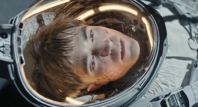 영화 ‘미키17’의 한 장면. 소설에선 익스펜더블(소모용 인간)인 주인공 미키7이 동굴에서 굴러떨어지면서 이야기가 시작된다. [IMDb]