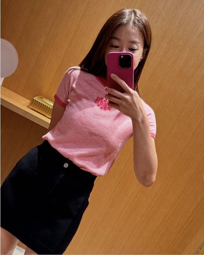 이시영은 하의로 블랙 미니 스커트를 매치하며 화려한 핑크 상의와 균형을 맞췄다. 사진=이시영 SNS