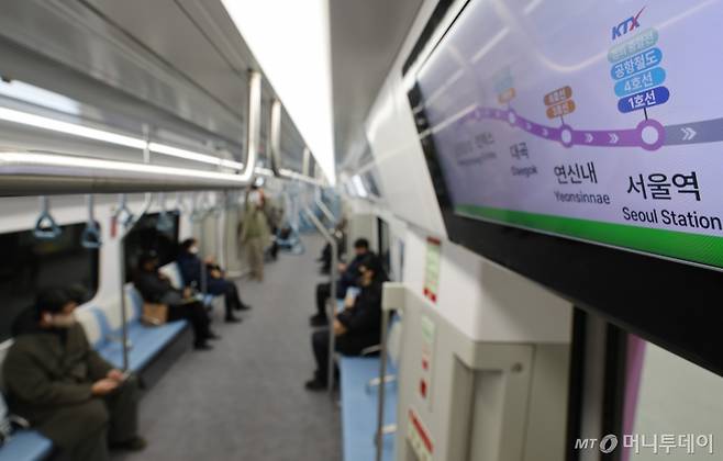[파주=뉴시스] 황준선 기자 = 27일 오후 경기 파주시 운정중앙역에서 열린 GTX-A 운정중앙-서울역 구간 개통식에서 열차 시승 행사 참석자들이 열차에 탑승하고 있다. 2024.12.27.