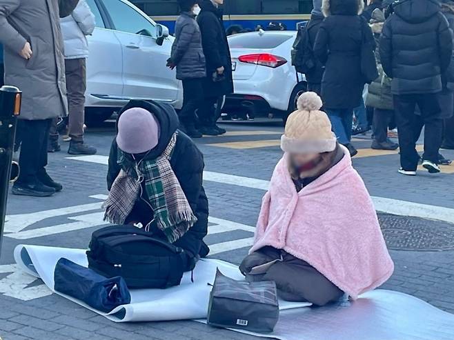 15일 오전 9시30분쯤 서울 용산구 한남동 관저 앞에서 담요를 깔고 기도하는 지지자들 모습. /사진=이현수 기자