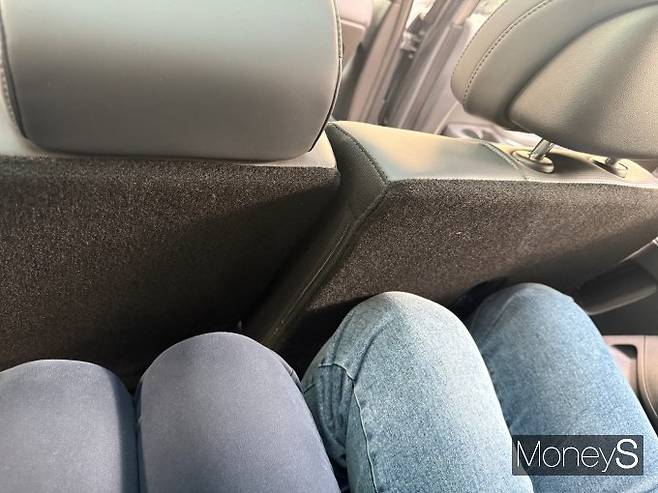 신장 170㎝ 초중반의 남성이 앉았을 때 2열 시트에 무릎이 닿았다. 머리 공간은 여유로웠다. /사진=김서연 기자