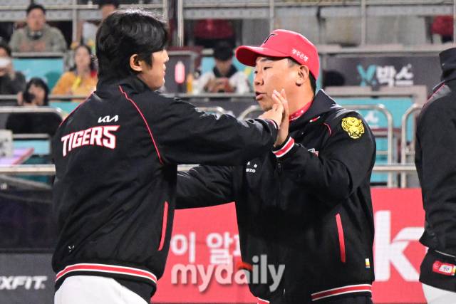 2024년 4월 4일 오후 경기도 수원 KT위즈파크에서 진행된 '2024 신한 SOL 뱅크 KBO 리그' 기아-KT의 경기. 기아 이범호 감독이 6-3으로 승리한 뒤 선발 이의리와 하이파이브를 하고 있다./마이데일리