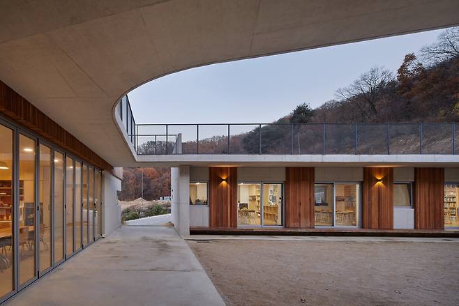 경기도 용인시 수지 외각에 위치한 대안학교 ‘수지꿈학교’의 모습. 조선시대 서원의 공간구조에서 착안해 수업이 끝나면 아이들이 마당으로 뛰어나올 수 있다.