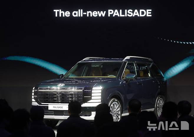 [성남=뉴시스] 김금보 기자 = 현대자동차가 지난 14일 경기 성남시 메종디탈리 복합문화공간에서 신차 '디 올 뉴 팰리세이드'를 공개하고 있다. 2025.01.15. kgb@newsis.com