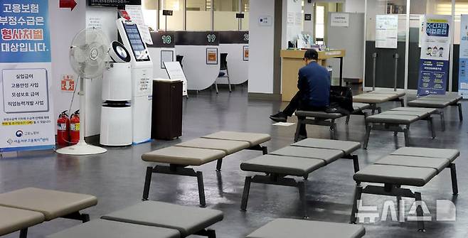 [서울=뉴시스] 추상철 기자 = 13일 오전 서울 마포구 서부고용복지플러스센터서 구직자가 상담을 위해 대기하고 있다. 2024.11.13. scchoo@newsis.com