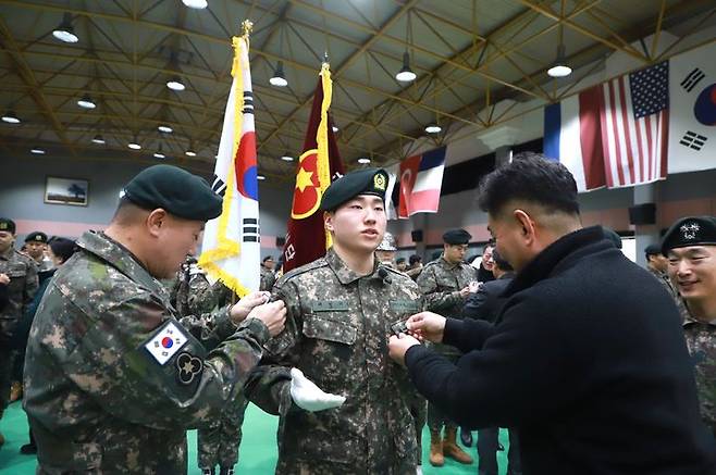 [원주=뉴시스] 15일 36사단 백호 신병교육대대 수료식이 열린 가운데 부모님이 신병에게 계급장을 부착해 주고 있다. (사진= 육군 36사단 제공) 2025.01.15. photo@newsis.com *재판매 및 DB 금지