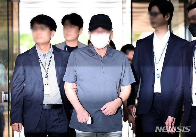 [서울=뉴시스] 김선웅 기자 = 시청역 인근 도로에서 차량 역주행으로 9명을 숨지게하고 5명에게 다치게 한 가해 운전자 차모씨가 지난해 7월30일 서울 서초구 서울중앙지법에서 열린 교통사고처리특례법위반(치사) 혐의 구속 전 피의자 심문(영장실질심사)에 출석하고 있다. 2024.07.30. mangusta@newsis.com