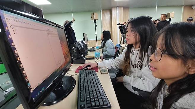 [성남=뉴시스] 박종대 기자 = 15일 오전 경기 성남시 수정구 경기공유학교 성남캠퍼스에서 초등학교 5, 6학년 학생들이 관련 소프트웨어 프로그램을 이용해 무대 조명을 다루는 방법을 배워보고 있다. 2025.01.15. pjd@newsis.com  *재판매 및 DB 금지