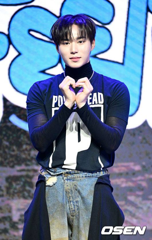 [OSEN=최규한 기자] 그룹 위아이(WEi)가 15일 오후 서울 창천동 예스24 원더로크홀에서 미니 7집 'The Feelings(더 필링스)' 발매 쇼케이스를 가졌다.타이틀곡 'NOT ENOUGH(낫 이너프)'는 슈게이징(Shoegazing) 사운드가 가미된 이모 힙합(EMO HIPHOP) 장르다. 끝이 어딘지 모르는 기다림 속에서 너를 향한 갈망과 두려움으로 혼란스러운 마음을 몽환적이면서도 아련한 선율로 풀어냈다.&nbsp;위아이 김준서가 포토타임을 하고 있다. 2025.01.15 / dreamer@osen.co.kr