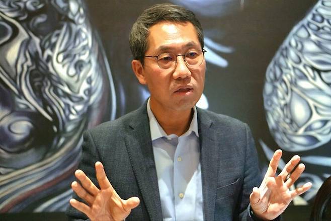 이동훈 SK바이오팜 사장이 13일(현지시간) ‘JP모건 헬스케어 콘퍼런스’가 열린 미국 샌프란시스코에서 진행된 기자간담회에서 유로파마와의 디지털 헬스케어 조인트 벤처(JV) 설립 계획을 설명하고 있다. SK바이오팜 제공