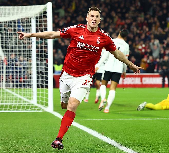 잉글랜드 프리미어리그 노팅엄 크리스 우드가 15일 영국 노팅엄 더 시티 그라운드에서 열린 리버풀과 2024∼2025시즌 21라운드 홈경기에서 선제골을 넣은 뒤 환호하고 있다. 노팅엄=로이터연합뉴스