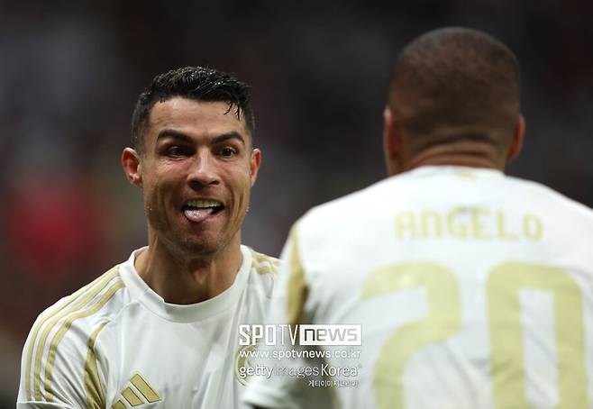 ▲ 호날두는 분명 세계 최고의 선수였다. 축구계 개인상 최고 권위의 프랑스풋볼 발롱도르를 5차례나 수상했다. 리오넬 메시(8회)에 이은 2위다. 국제축구연맹(FIFA) 올해의 선수상도 5회, 유럽축구연맹(UEFA) 올해의 선수상 역시 3차례나 받았다.