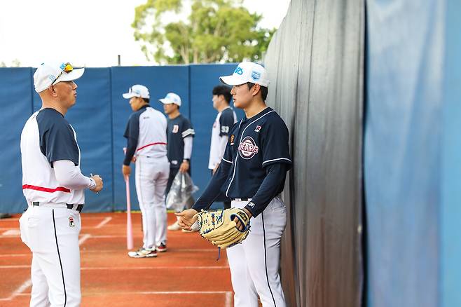 ▲ 박정배 코치(왼쪽)와 김택연 ⓒ 두산 베어스