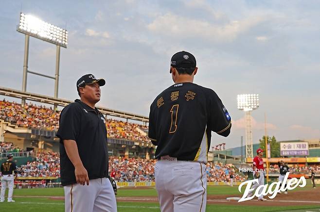 ▲ 한화의 현직 에이스인 류현진과 차세대 에이스인 문동주는 2025년 팀 성적의 키를 쥐고 있는 선수들이다 ⓒ한화이글스