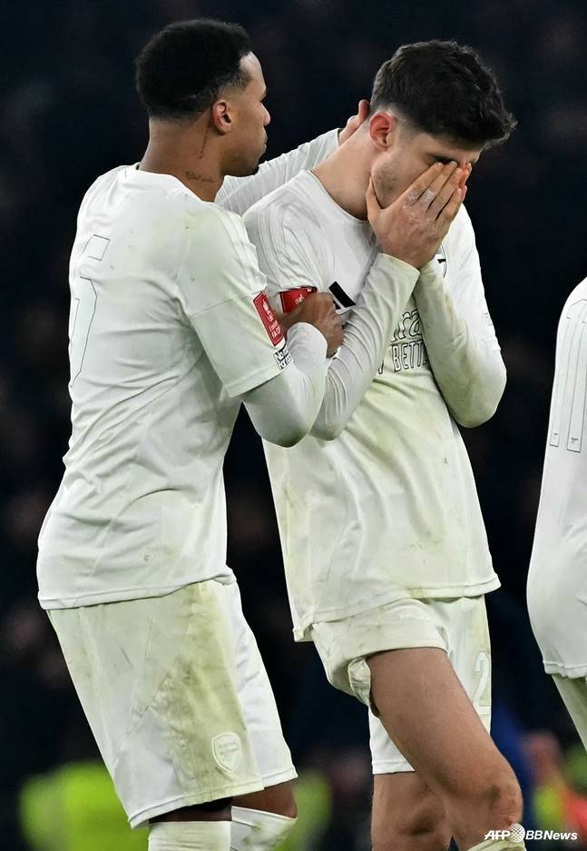 가브리엘 마갈량이스(왼쪽)가 승부차기 실축 후 좌절한 카이 하베르츠를 위로하고 있다. /AFPBBNews=뉴스1