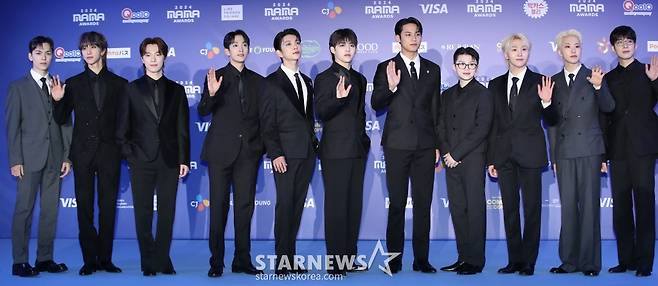 (오사카(일본)=뉴스1) 권현진 기자 = 세븐틴 버논(왼쪽부터)과 디에잇, 디노, 도겸, 조슈아, 에스쿱스, 민규, 우지, 승관, 호시, 원우가 일본 오사카 쿄세라 돔에서 열린 '2024 마마 어워즈'(MAMA AWARDS) 레드카펫 행사에 참석해 포즈를 취하고 있다. 2024.11.23/뉴스1  Copyright (C) 뉴스1. All rights reserved. 무단 전재 및 재배포,  AI학습 이용 금지. /사진=(오사카(일본)=뉴스1) 권현진 기자