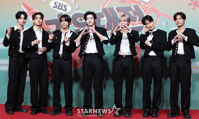 (인천=뉴스1) 권현진 기자 = 엔하이픈 니키(왼쪽부터)와 희승, 제이크, 성훈, 정원, 선우, 제이가 인천 인스파이어 아레나에서 열린 ‘2024 SBS 가요대전’(이하 ‘가요대전’) 레드카펫 행사에 참석해 포즈를 취하고 있다. 2024.12.25/뉴스1  Copyright (C) 뉴스1. All rights reserved. 무단 전재 및 재배포,  AI학습 이용 금지. /사진=(인천=뉴스1) 권현진 기자