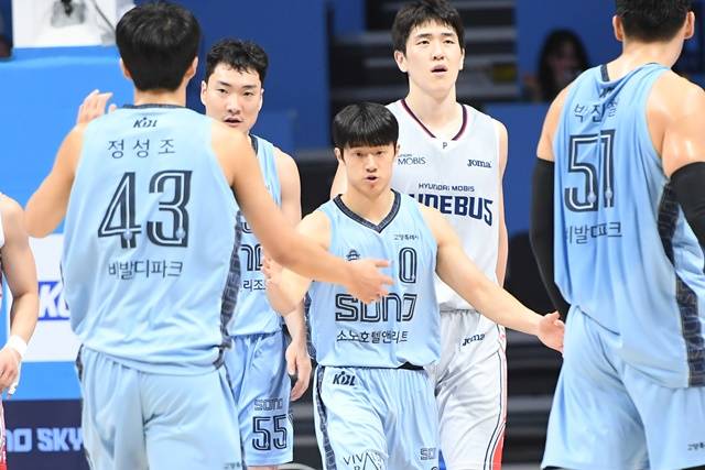 기뻐하는 고양 소노 선수들. /사진=KBL 제공