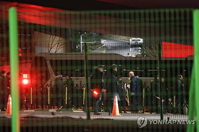 버스로 막혀 있는 한남동 대통령 관저 (서울=연합뉴스) 신현우 기자 = 윤석열 대통령 2차 체포영장 집행이 이르면 15일 착수될 것으로 전망되는 가운데 14일 밤 서울 용산구 한남동 대통령 관저 입구가 버스로 막혀 있다. 2025.1.14 nowwego@yna.co.kr