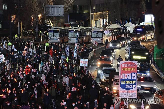 "공수처·경찰 막아라"…2차 체포 시도 임박설에 관저 앞 집결 (서울=연합뉴스) 신현우 기자 = 윤석열 대통령 2차 체포영장 집행이 이르면 15일 착수될 것으로 전망되는 가운데 14일 밤 서울 용산구 한남동 대통령 관저 인근에 경찰 버스가 대기하고 있다. 2025.1.14 nowwego@yna.co.kr
