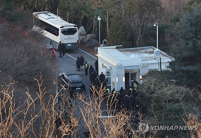 대통령 관저로 경호처 차량 진입 (서울=연합뉴스) 한종찬 기자 = 윤석열 대통령 2차 체포영장 집행이 시작된 15일 서울 용산구 한남동 대통령 관저 초소로 경호처 차량이 들어가고 있다. 2025.1.15 saba@yna.co.kr