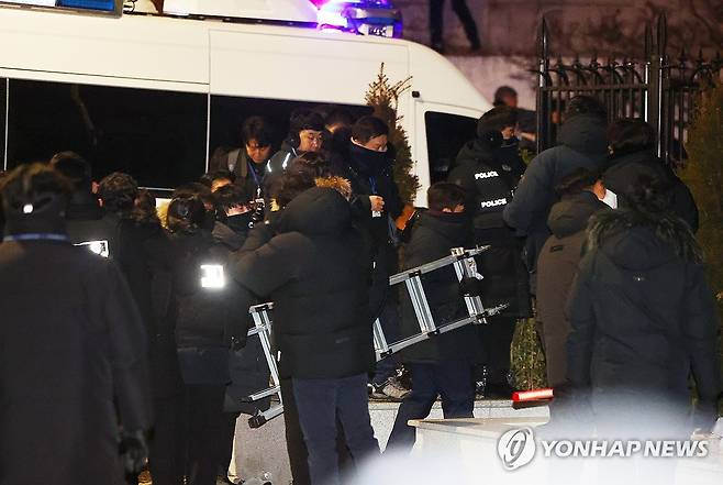 사다리 투입되는 관저 (서울=연합뉴스) 서대연 기자 = 고위공직자범죄수사처(공수처)와 경찰이 윤석열 대통령에 대한 2차 체포영장 집행에 나선 15일 서울 용산구 한남동 대통령 관저 입구에서 경찰 병력이 사다리를 들고 이동하고 있다. 2025.1.15 dwise@yna.co.kr