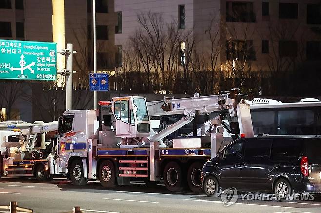 윤 대통령 2차 체포영장 집행, 경찰 견인차들 (서울=연합뉴스) 김인철 기자 = 고위공직자범죄수사처(공수처)와 경찰이 윤석열 대통령에 대한 2차 체포영장 집행에 나선 15일 서울 용산구 한남동 대통령 관저 입구에 경찰의 견인차들이 대기하고 있다.   2025.1.15 yatoya@yna.co.kr