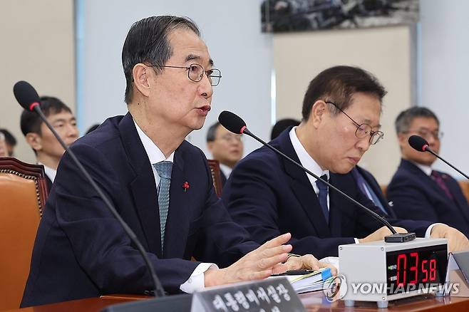 '내란 국조특위'에서 답변하는 한덕수 총리 (서울=연합뉴스) 김주성 기자 = 탄핵소추로 직무가 정지된 한덕수 국무총리가 15일 국회 '윤석열 정부의 비상계엄 선포를 통한 내란혐의 진상규명 국정조사' 특별위원회에 증인으로 출석해 위원 질의에 답하고 있다. 2025.1.15 utzza@yna.co.kr