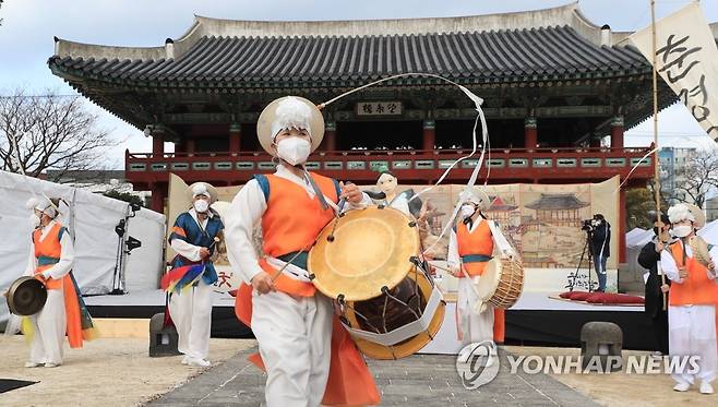 '봄이 성큼'…탐라국 입춘굿 2021년 2월 2일 제주시 제주목관아에서 탐라국 입춘굿 행사가 펼쳐지고 있다. [연합뉴스 자료사진]