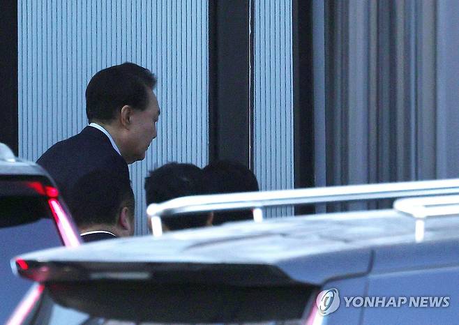 윤석열 대통령, 내란·직권남용 혐의로 공수처 출석 (과천=연합뉴스) 황광모 기자 = 내란 우두머리와 직권남용 권리행사 방해 혐의를 받는 윤석열 대통령이 15일 경기 과천시 정부과천청사 내 고위공직자범죄수사처에 출석하고 있다. 2025.1.15 [공동취재] hkmpooh@yna.co.kr