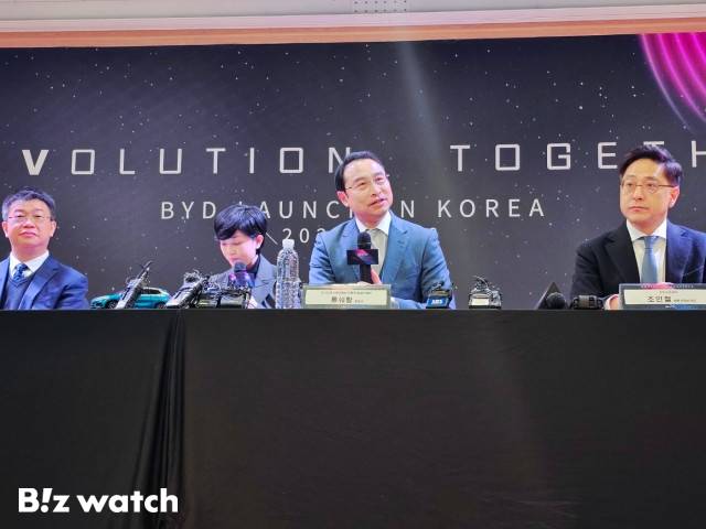 (왼쪽부터) 딩하이미아오 BYD코리아 대표이사, 류쉐량 BYD 아태 자동차 영업사업부 총경리, 조인철 BYD코리아 승용 사업부 대표./사진=최지훈 기자 jhchoi@