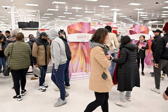 미국 소비자들이 쇼핑을 즐기고 있다. (사진= AFP)
