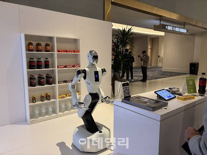 세계 최대 가전·정보기술(IT) 전시회 ‘CES 2025’가 열리는 미국 라스베이거스 퐁텐블루 호텔 내 엔비디아 전시관의 모습. 이곳에서 전시된 휴머노이드 로봇 갈봇(Galbot)이 콜라를 주문받고 있다.(사진=조민정 기자)