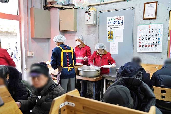 BBQ가 임직원을 비롯한 패밀리(가맹점)가 새해 첫 사회공헌활동 행보로 어르신 무료배식 봉사에 참여하는 모습(BBQ 제공).