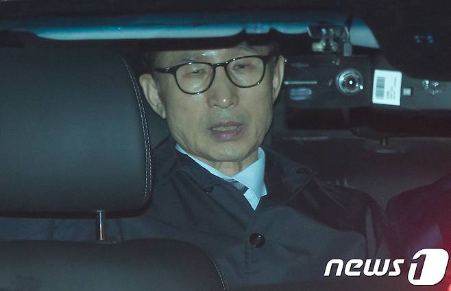 뇌물수수 등의 혐의로 구속영장이 발부된 이명박 전 대통령이 2018년 8월 22일 밤 서울 강남구 논현동 자택에서 검찰 차량에 올라 동부구치소로 향하고 있다.2018.3.23/뉴스1 ⓒ News1 이광호 기자