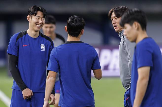 손흥민-이민주와 대화하는 홍명보 감독

    (쿠웨이트시티=연합뉴스) 황광모 기자 = 11회 연속 월드컵 본선 진출에 도전하는 한국 축구대표팀의 홍명보 감독과 주장 손흥민, 이민주가 13일 오후(현지시간) 쿠웨이트 자베르 알 아흐메드 국제 경기장에서 열린 2026 북중미 월드컵 아시아지역 3차 예선 B조 5차전 공식 훈련 도중 대화하고 있다.

    태극전사들은 14일 오후 쿠웨이트를 제물로 승점 3점 확보를 위한 경기를 치른다. 2024.11.14

    hkmpooh@yna.co.kr

(끝)





<저작권자(c) 연합뉴스, 무단 전재-재배포, AI 학습 및 활용 금지>