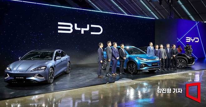 16일 인천 상상플랫폼에서 열린 중국 전기차 브랜드 'BYD 브랜드 런칭 미디어 쇼케이스'에서 BYD 차량이 공개되고 있다. 인천=강진형 기자