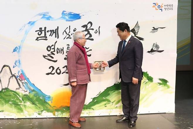 김소영 작가와 악수하는 박준희 관악구청장