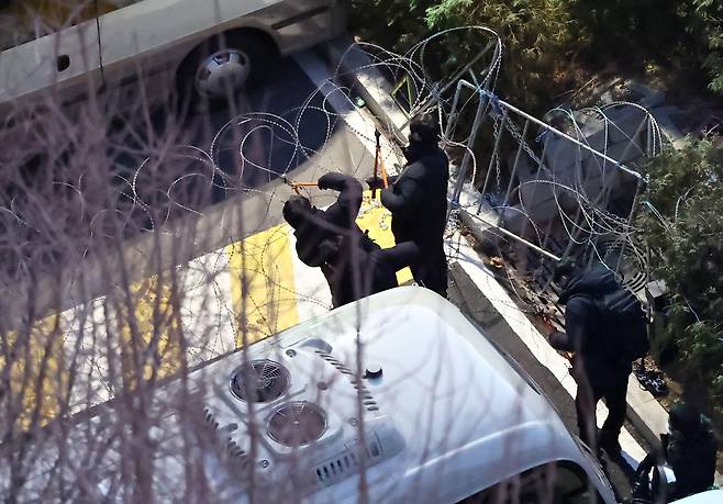 공수처와 경찰이 윤석열 대통령에 대한 2차 체포영장 집행에 나선 15일 서울 용산구 한남동 대통령 관저 입구에서 경찰이 관저 주변 철조망을 제거하며 진입을 시도하고 있다