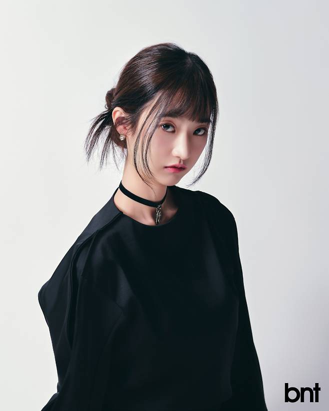 블라우스는 오스카마이크, 초커는 디어브릴 제품.