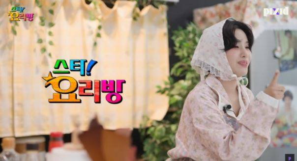 (여자)아이들 소연이 유튜브 웹 예능 스타! 요리방의 메인 MC로 돌아왔다. 15일 첫 공개된 스타! 요리방에서 소연은 첫 게스트 지코와 함께 간짜장 요리에 도전하며 호스트로서의 새로운 면모를 선보였다. 소연은 요리 중 지코에게 “직접 간짜장을 해본 적 있냐”고 물으며 대화를 이어갔고, 지코는 “요리는 거의 해본 적 없다”고 솔직히 답했다. 이에 소연은 당황했지만 재치 있는 진행으로 웃음을 자아냈다. 완성된 요리를 맛본 소연은 “6만 원짜리 짜장면 맛”이라며 만족스러워했고, 요리 이름을 ‘장짜간’으로 지었다. 지코는 소연의 진행 스타일에 대해 “다른 행성에 온 듯하다”며 독창적인 분위기를 응원했다. 소연은 “여러분도 장짜간 꼭 해보세요”라며 성공적인 컴백을 알렸다. 스타! 요리방은 매주 수요일 오후 7시에 공개된다.