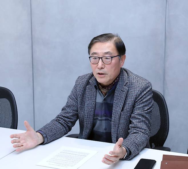 이백순 법무법인 율촌 고문이 지난 10일 조선비즈와 인터뷰하고 있다. /율촌 제공
