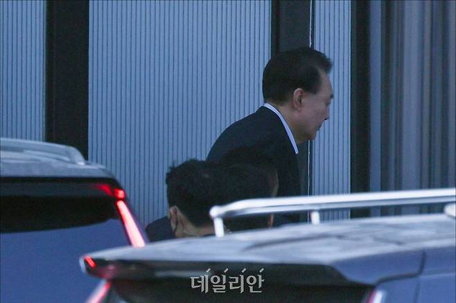윤석열 대통령이 체포영장 2차 집행이 이뤄진 15일 차량에서 내려 경기도 정부과천청사 고위공직자범죄수사처 청사로 들어가고 있다. ⓒ데일리안 홍금표 기자
