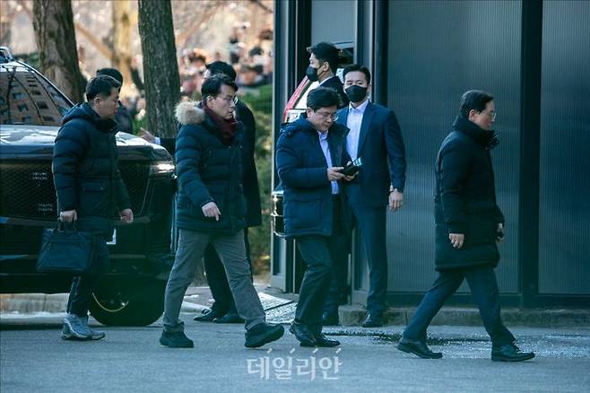 15일 경기도 과천종합청사 내 고위공직자범죄수사처 건물로 윤석열 대통령 태운 차량이 들어가는 동안 윤상현 국민의힘 의원(왼쪽에서 두 번째) 등 윤 대통령과 함께온 여당 관계자들이 공수처로 들어가고 있다. ⓒ데일리안 홍금표 기자