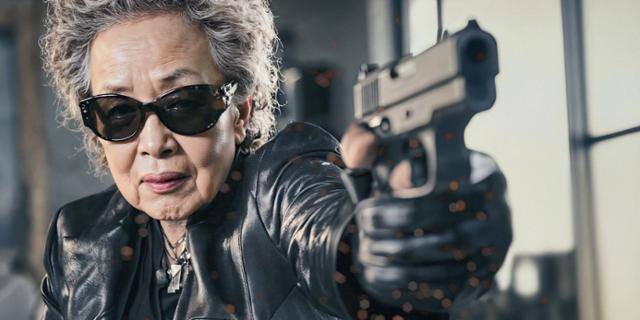 영화 '나야, 문희'의 한 장면. 인공지능으로 구현된 배우 나문희가 총을 쏘고 있다. 콘텐츠파크엔터테인먼트 제공