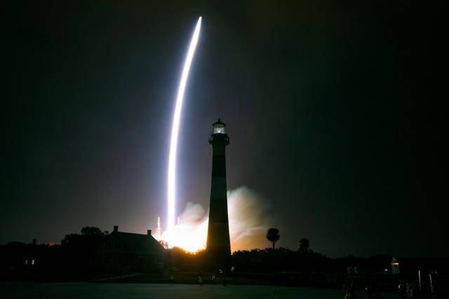 블루오리진의 대형로켓 뉴글렌이 발사된 직후인 16일 오전 2시 3분 미국 플로리다주 케이프 커내버럴 우주군 기지 모습. 케이프 커내버럴=UPI 연합뉴스