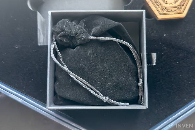 ▲ 꺼내기 쉽다고 했지 꺼내자마자 내용물이 있다고는 안 했음, 한 번 더 열어서 꺼내주면...