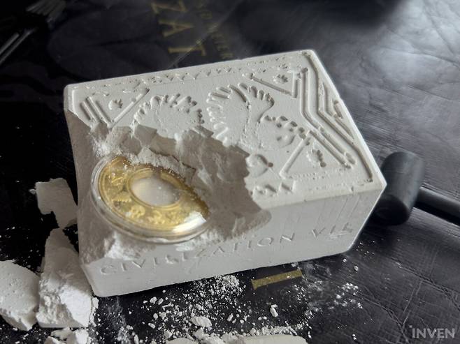 ▲ 마침내 보이기 시작하는 유물
그런데 나중에 알았는데 이거 물에 담아서 하면 쉬운 거였데요...